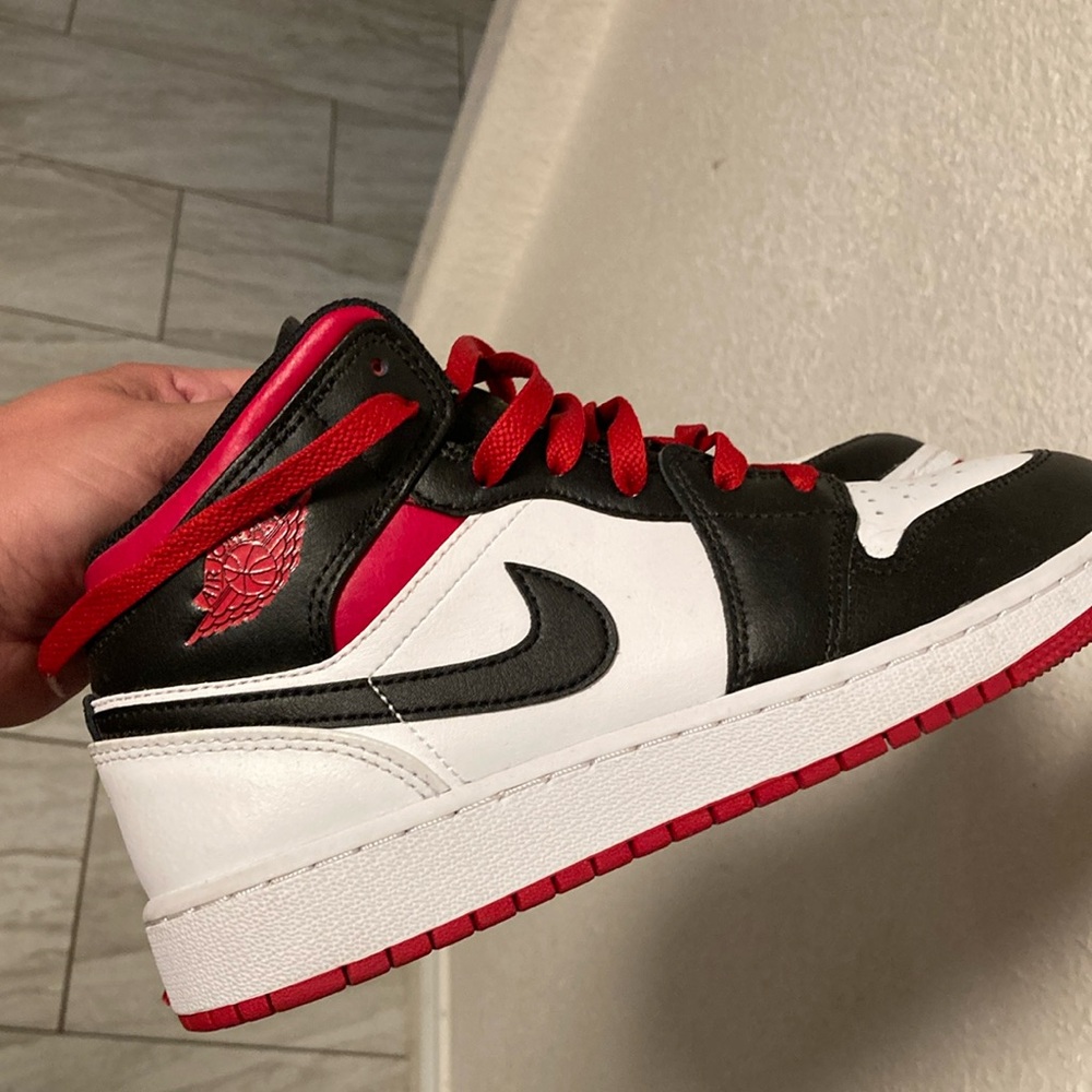 Jordan 1 mid size 5.5y